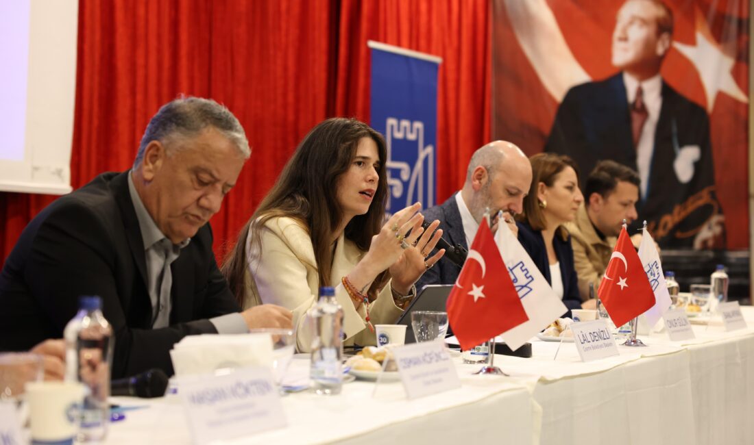 Çeşme Belediye Başkanı Lal Denizli, Çakabey Kültür Merkezi’nde ‘Esnaf Buluşması’