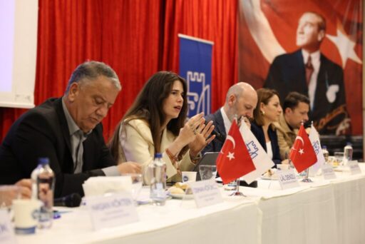 Çeşme Belediye Başkanı Lal Denizli, Çakabey Kültür Merkezi’nde ‘Esnaf Buluşması’