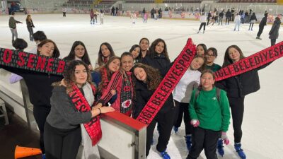 Çiğli Belediyesi, ilçedeki gençleri buz pateni ile tanıştırarak, onların sporla