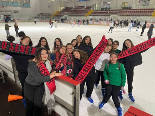 Çiğli Belediyesi, ilçedeki gençleri buz pateni ile tanıştırarak, onların sporla