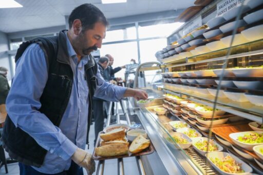 Buca Belediye Lokantası, öğrenciye ve emekliye can suyu oldu. Lokantalarda