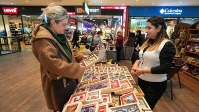 Gaziemir Belediyesi, Cumhuriyet Semtevleri’nde düzenlediği kurslara katılan kadınların el emeği