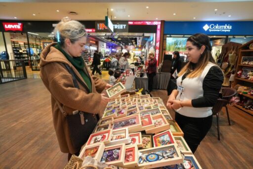 Gaziemir Belediyesi, Cumhuriyet Semtevleri’nde düzenlediği kurslara katılan kadınların el emeği
