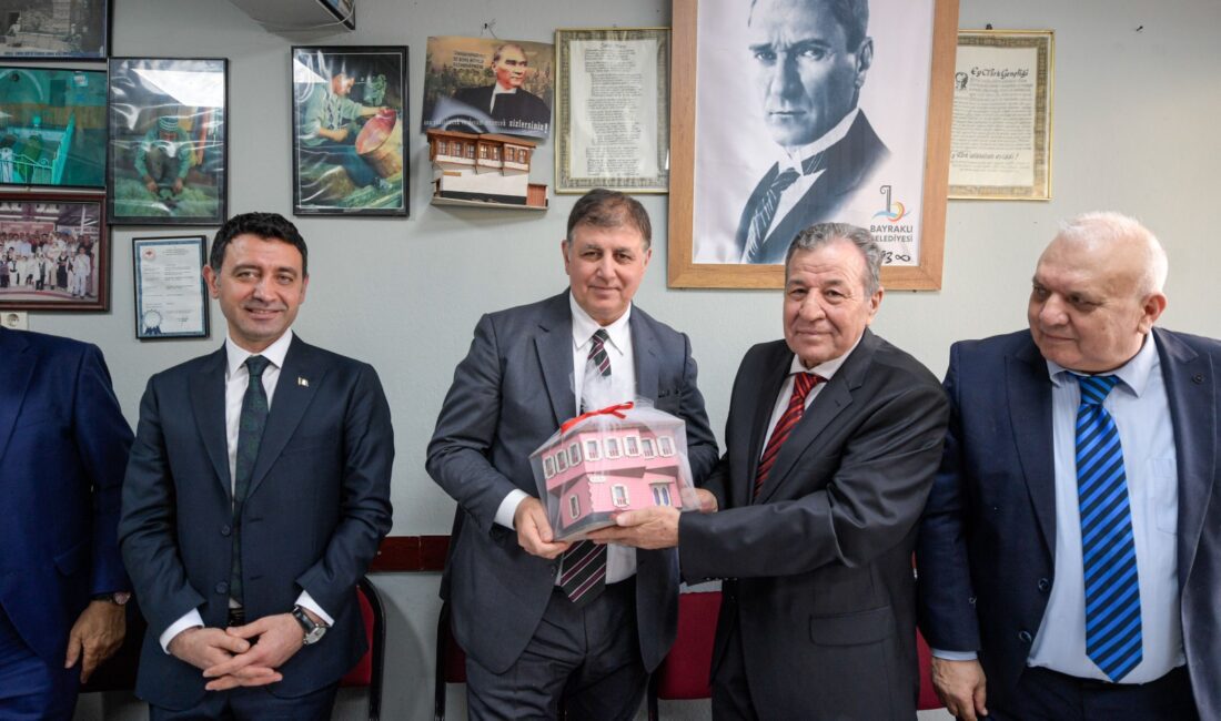 Bayraklı Kulalılar Sosyal Yardımlaşma Dayanışma ve Kültür Derneği'ni ziyaret eden