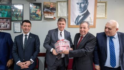 Bayraklı Kulalılar Sosyal Yardımlaşma Dayanışma ve Kültür Derneği'ni ziyaret eden