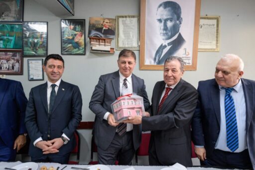 Bayraklı Kulalılar Sosyal Yardımlaşma Dayanışma ve Kültür Derneği'ni ziyaret eden