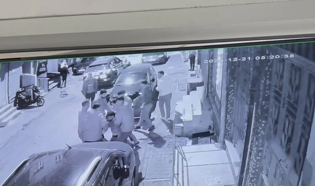 İstanbul’da 10 kişilik grup polis ekibine saldırdı İstanbul Esenler'de devriye görevindeki polis ekibi, sokakta silah sesi duyulması