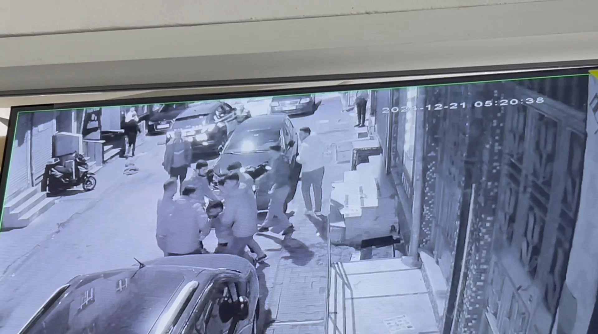 İstanbul Esenler'de devriye görevindeki polis ekibi, sokakta silah sesi duyulması