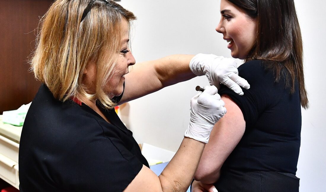 İzmir Büyükşehir Belediyesi HPV aşısı uygulamasını başlattı İzmir Büyükşehir Belediyesi, kriterleri karşılayan 18-26 yaş arası kadınlara üç