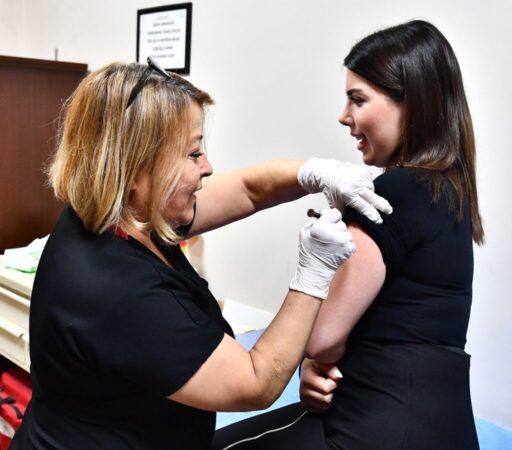 İzmir Büyükşehir Belediyesi, kriterleri karşılayan 18-26 yaş arası kadınlara üç