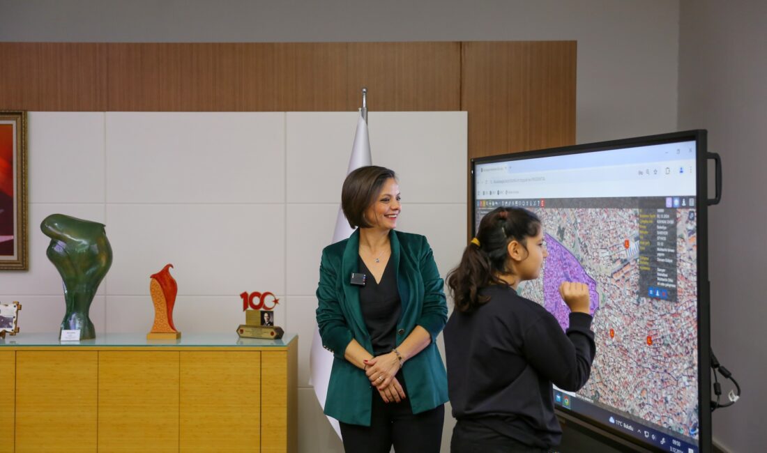 3 Aralık Dünya Engelliler Günü kapsamında, Karabağlar'daki Zeyni Hanım Ortaokulu'nda