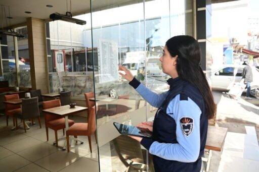 Karabağlar Belediyesi Zabıta Müdürlüğü ekipleri, yeni yıl öncesinde vatandaşların sağlıklı