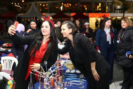 Karabağlar Belediyesi’nin, kadınların el emeğiyle hazırladığı hediyelik eşyaların satışa sunulduğu