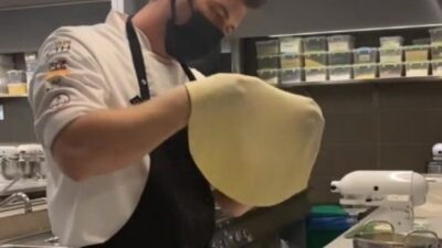 Yemek yapma tutkusu herkesçe bilinen Tatlıtuğ, aşçılık eğitimini tamamlayıp restoran