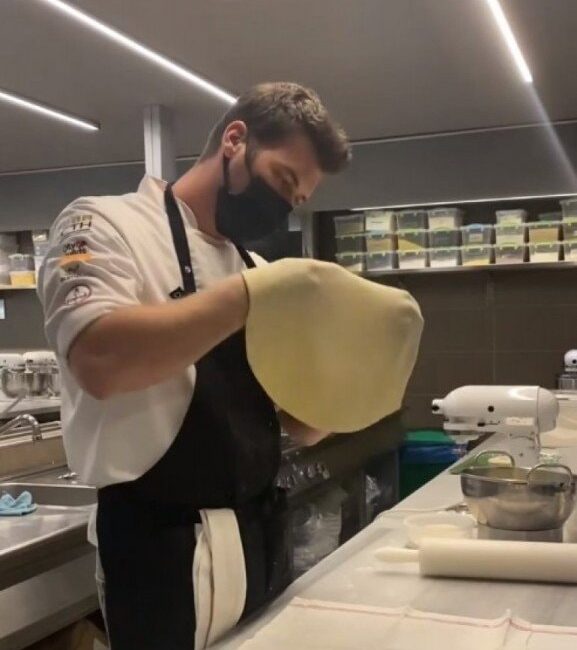 Kıvanç Tatlıtuğ Restoran işine atılıyor… Yemek yapma tutkusu herkesçe bilinen Tatlıtuğ, aşçılık eğitimini tamamlayıp restoran