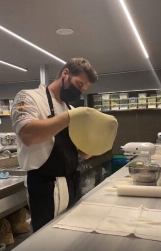 Yemek yapma tutkusu herkesçe bilinen Tatlıtuğ, aşçılık eğitimini tamamlayıp restoran