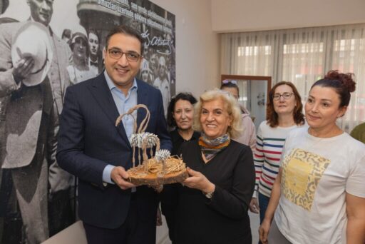 Balçova Belediye Başkanı Onur Yiğit, vatandaşlarla belediye arasında
köprü görevi gören