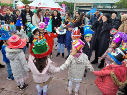 Manisa’da ilk kez kurulan yeni yıl panayırı Manisalılardan yoğun ilgi