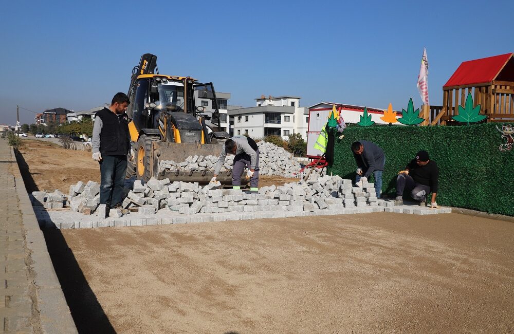 Barbaros’ta Parkeler Döşeniyor Menderes Belediyesi, Barbaros Mahallesi’nde kilit parke döşeme çalışması gerçekleştiriyor.