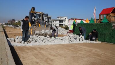 Menderes Belediyesi, Barbaros Mahallesi’nde kilit parke döşeme çalışması gerçekleştiriyor.