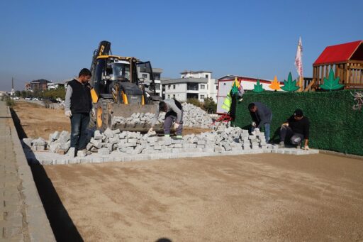 Menderes Belediyesi, Barbaros Mahallesi’nde kilit parke döşeme çalışması gerçekleştiriyor.