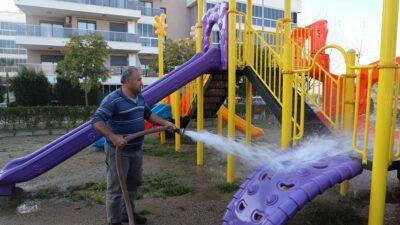 Menderes Belediyesi, salgın hastalıklara karşı önlem olarak parklarda dezenfekte işlemleri
gerçekleştirdi.