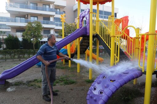 Menderes Belediyesi, salgın hastalıklara karşı önlem olarak parklarda dezenfekte işlemleri
gerçekleştirdi.