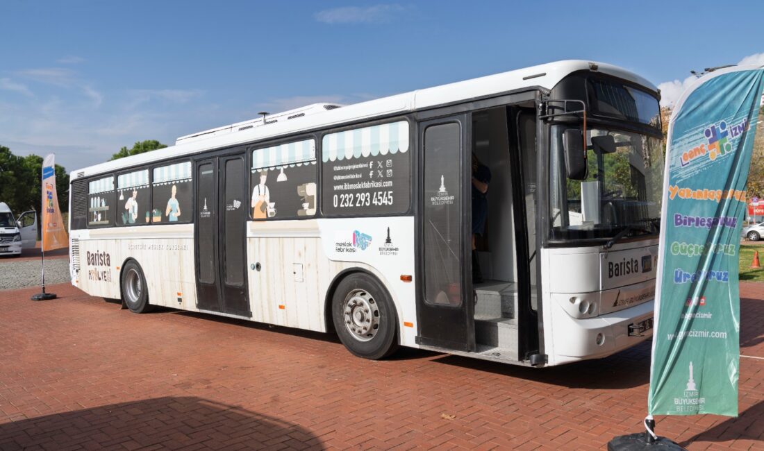 İzmir Büyükşehir Belediyesi’nin kahve hazırlama ve sunma alanında gençlere mesleki