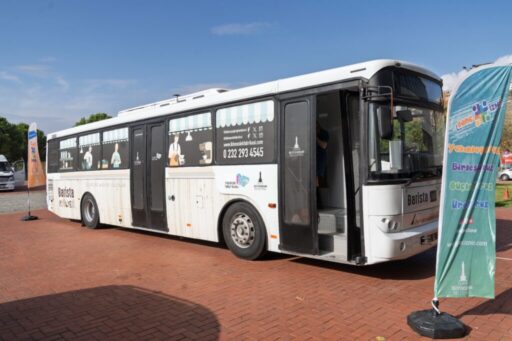 İzmir Büyükşehir Belediyesi’nin kahve hazırlama ve sunma alanında gençlere mesleki