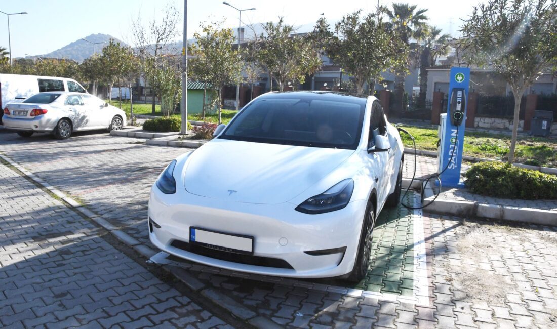 İzmir’de trafiğe kayıtlı araç sayısı 1 milyon 963 bin 733 oldu Türkiye İstatistik Kurumu (TÜİK) verilerine göre, 2025 Ocak ayı sonu itibarıyla