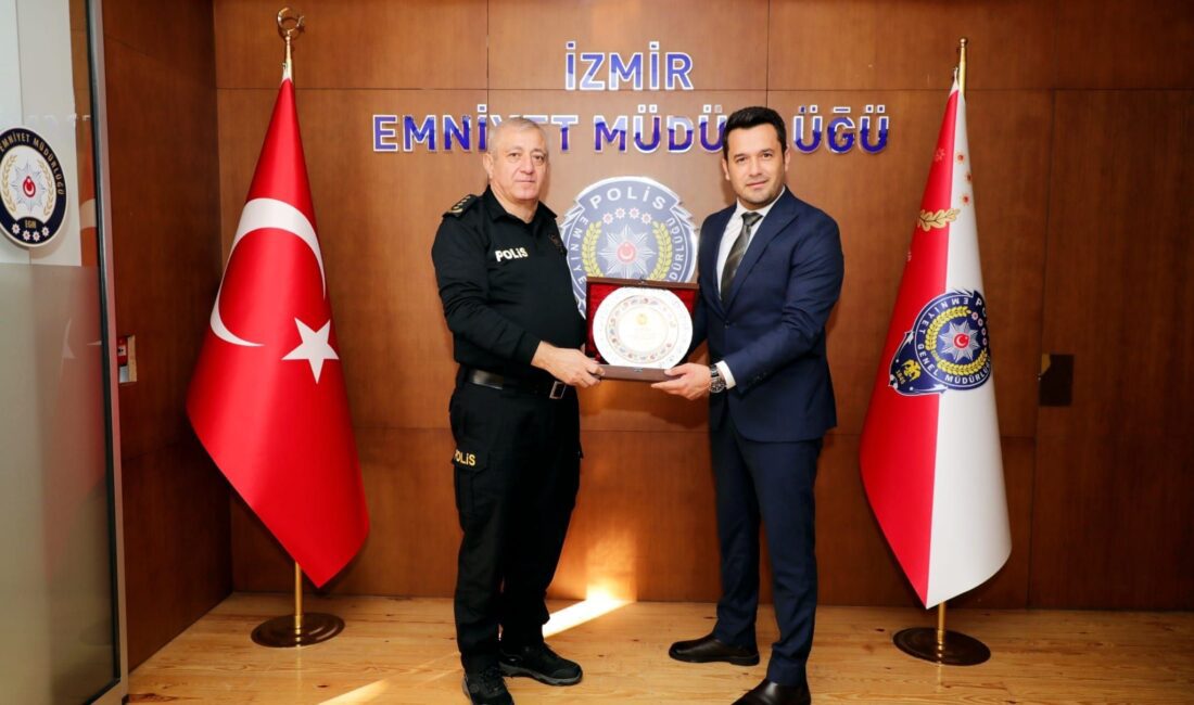 İzmir Servisçiler Odası Başkanı Erdem Mert, İzmir Emniyet Müdürü Celal