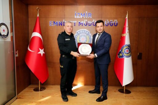 İzmir Servisçiler Odası Başkanı Erdem Mert, İzmir Emniyet Müdürü Celal