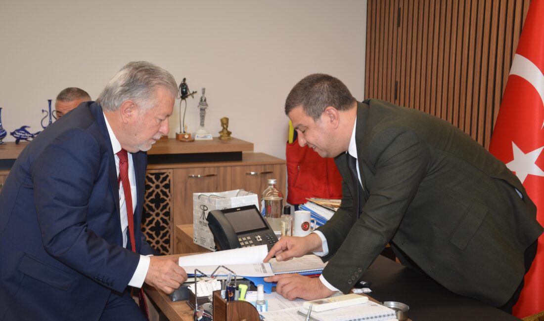 Tire Belediye Başkanı Hayati Okuroğlu'na ziyarette bulunan İESOB Başkanı
Yalçın Ata,