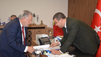 Tire Belediye Başkanı Hayati Okuroğlu'na ziyarette bulunan İESOB Başkanı
Yalçın Ata,