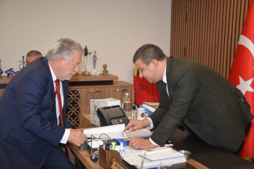 Tire Belediye Başkanı Hayati Okuroğlu'na ziyarette bulunan İESOB Başkanı
Yalçın Ata,