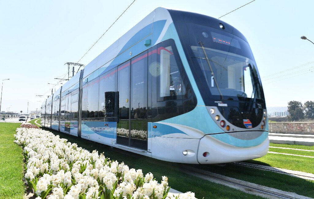 İzmir’in tramvay filosu büyüyor, 22 araçlık ihale sonuçlandı İzmir Büyükşehir Belediyesi’nin Konak, Karşıyaka ve Çiğli tramvay hatlarında kullanılacak