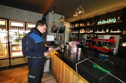 Menderes Belediyesi, yılbaşı öncesi işletmelerde denetimler gerçekleştiriyor. Menderes Belediyesi Zabıta