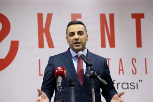 Çiğli Belediye Başkanı Onur Emrah Yıldız, göreve gelir gelmez, ilçenin