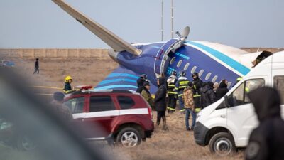 Kazakistan'ın Aktau kenti yakınlarında yolcu uçağı düştü. Azerbaycan Havayolları, Bakü'den