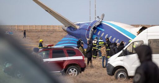Kazakistan'ın Aktau kenti yakınlarında yolcu uçağı düştü. Azerbaycan Havayolları, Bakü'den