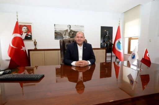 Menderes Belediyesi Özdere Yetişkin Tiyatro Atölyesi katılımcılarını bekliyor. Başvurular devamediyor.