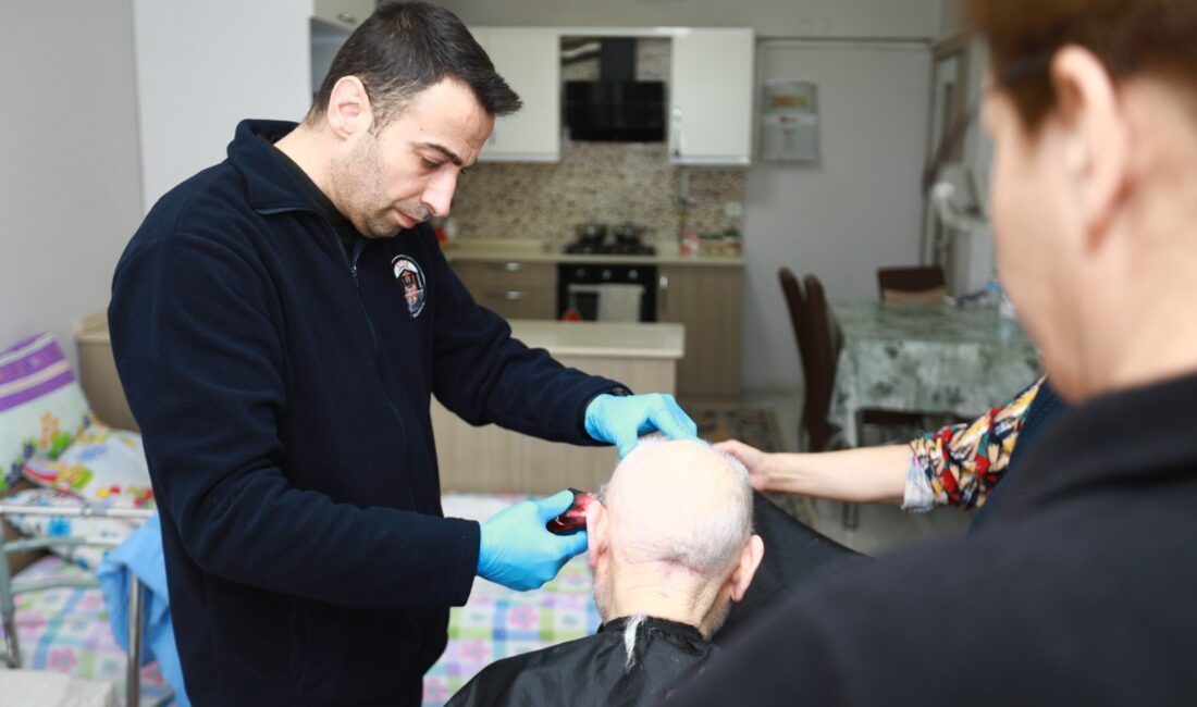 Efes Selçuk Belediyesi, sağlık sorunları sebebiyle evlerinden çıkma imkânı olmayan