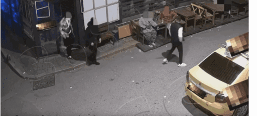 Gaspçı yakalandı Barda tanıştığı kişi ile dışarıda da alkol almaya devam eden