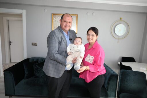 Menderes Belediyesi, ‘Hoş Geldin Bebek’ uygulaması ile ailelerin yeni doğan