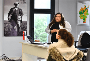 İzmir Büyükşehir Belediyesi Meslek Fabrikası’nın açtığı kurslara katılan iki kadın,