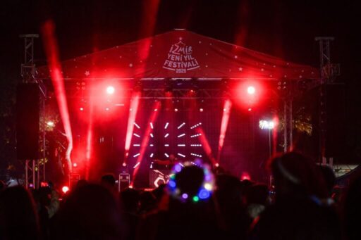 İzmirliler, yeni yıla İzmir Büyükşehir Belediyesi tarafından Kültürpark'ta düzenlenen Yeni