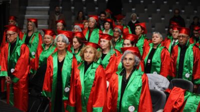 Karşıyaka Belediyesi 3. Yaş Üniversitesi’nde eğitim gören 60 yaş ve