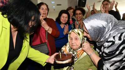 Çiğli Belediyesi yaşayan çınar 103 yaşındaki Hüsniye teyzeye sürpriz yaptı.
