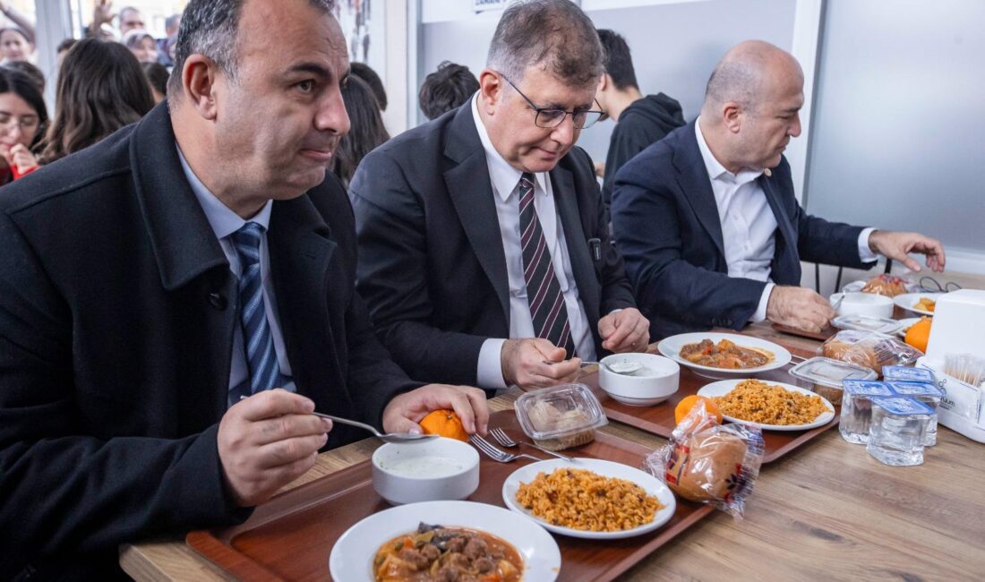 CHP Genel Başkanı Özgür Özel, Çiğli Belediyesi’nin kurduğu Kent Lokantası