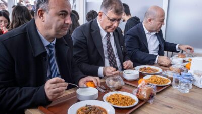 CHP Genel Başkanı Özgür Özel, Çiğli Belediyesi’nin kurduğu Kent Lokantası